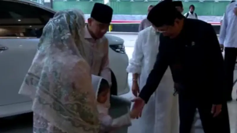 Gibran Salat Id di Istiqlal Didampingi Keluarga, Sejumlah Menteri Turut Hadir