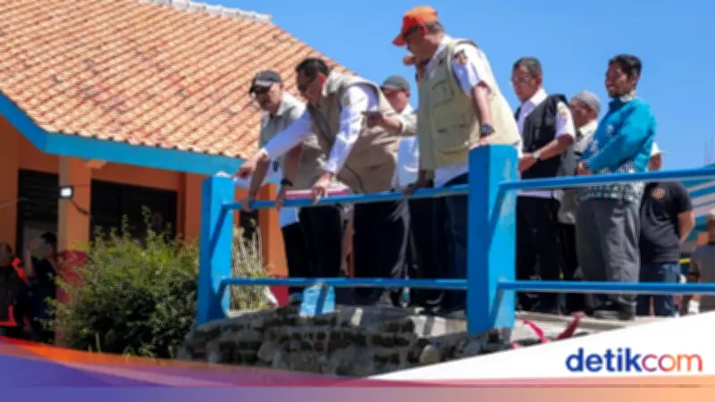 Gubernur Jateng Tinjau Longsor Brebes, Desak Perbaikan Jalan dan Sekolah