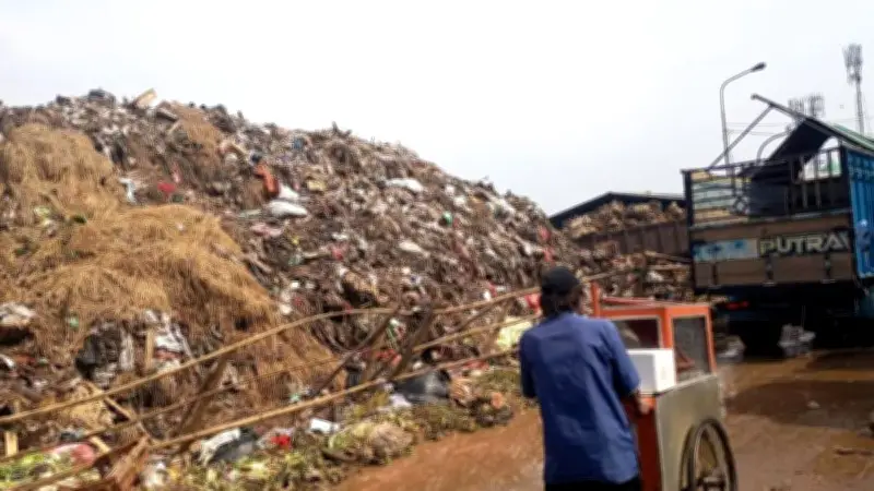Gunung Sampah 6 Meter di Pasar Induk Kramat Tak Surut Meski Sudah 4 Hari