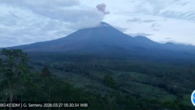 Gunung Semeru Erupsi Dua Kali, Kolom Abu Capai 1.000 Meter di Atas Puncak