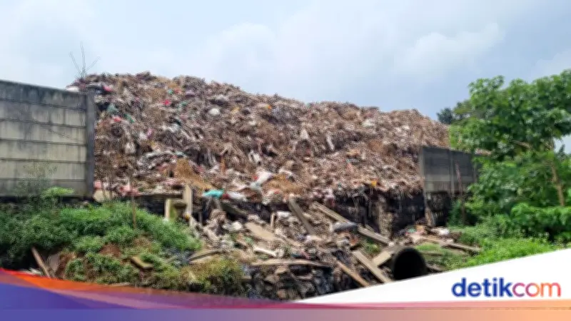 Gunungan Sampah Pasar Kramat Jati Jebolkan Tembok, Warga Keluhkan Bau Menyengat