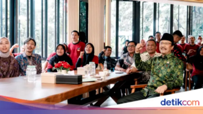 Gus Ipul Gelar Halalbihalal Sederhana Bersama Petugas Cleaning Service Kemensos
