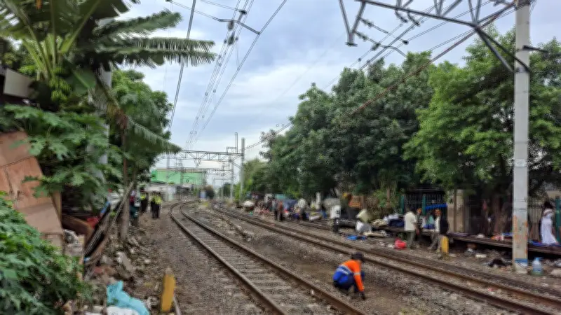 Hanya 5 Km dari Istana: Harapan Warga Bantaran Rel Senen Usai Blusukan Prabowo