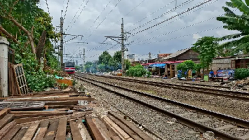 Hari-Hari Penuh Ketidakpastian Warga Pinggiran Rel Senen Setelah Kunjungan Prabowo