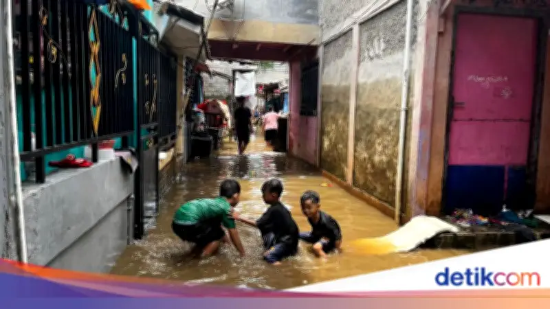 Hari Kedua Lebaran, Banjir Masih Melanda Permukiman Warga Ciracas Jakarta Timur
