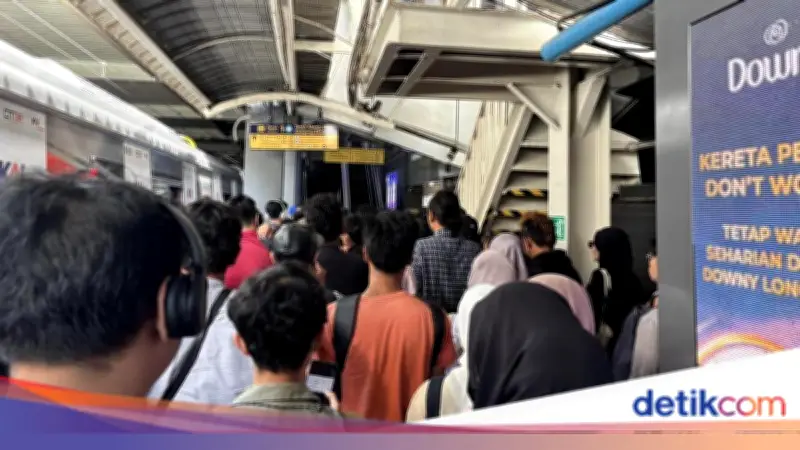 Hari Pertama Imbauan WFA, Stasiun Sudirman Tetap Ramai dengan Penumpang