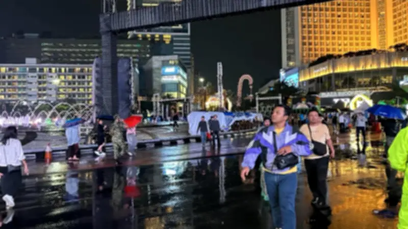 Hujan Deras Tak Halau Warga, Car Free Night Bundaran HI Ramai Malam Takbiran