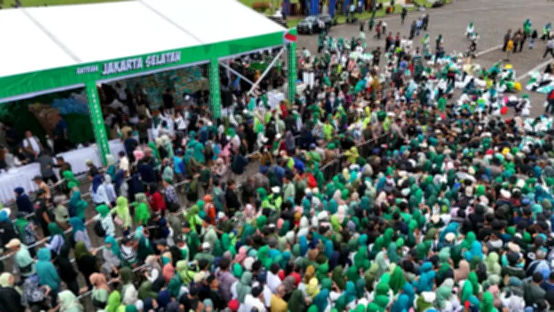 Ibu Unboxing Paket Sembako dan Baju Gamis di Pasar Murah Pemerintah: Isinya Padat dan Bermanfaat