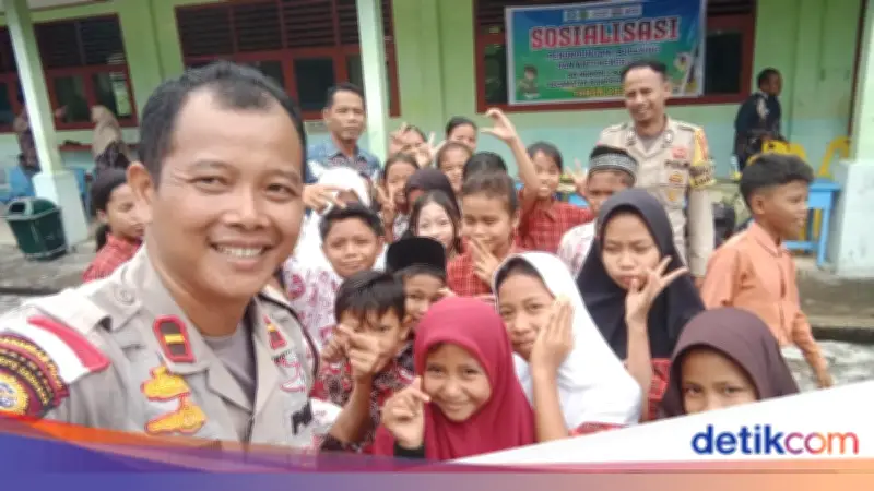 Ipda Dongan: Polisi Pengajar Bahasa Inggris untuk Anak Pulau Terluar Riau