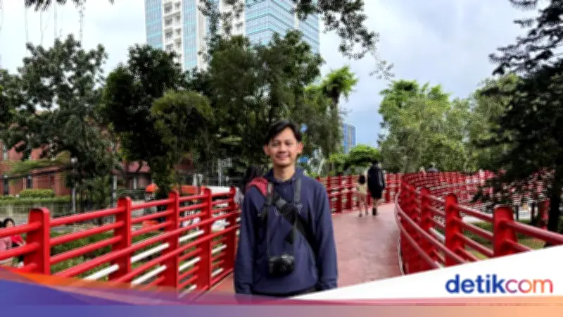 Jembatan Merah Putih Jadi Primadona Spot Foto di Taman Bendera Pusaka Jakarta