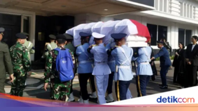 Jenazah Mantan Menhan Juwono Sudarsono Disemayamkan di Gedung Kemhan