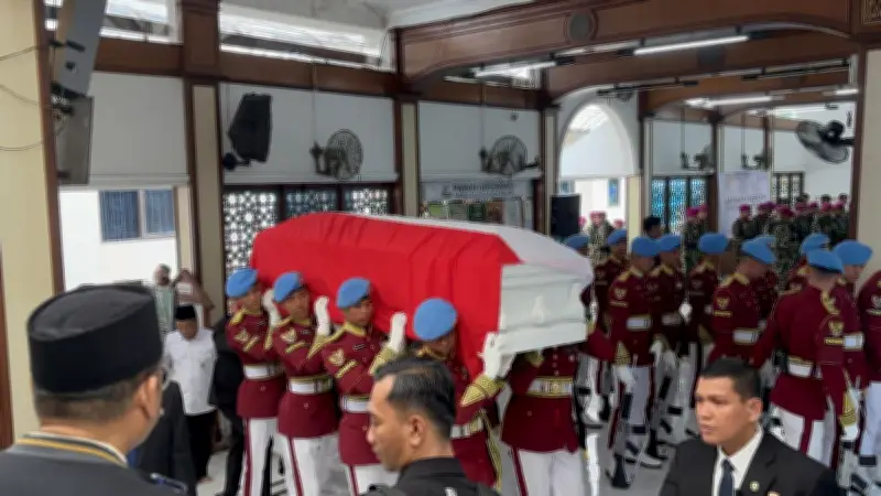 Jenazah Try Sutrisno Disalatkan di Masjid Sunda Kelapa Sebelum Dimakamkan di TMP Kalibata