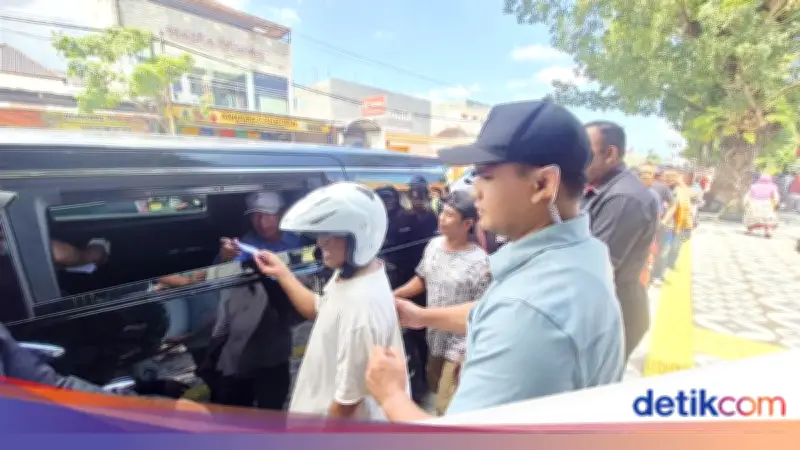 Jokowi Bagikan Sembako dan Uang Tunai ke Warga Solo di Pasar Jongke
