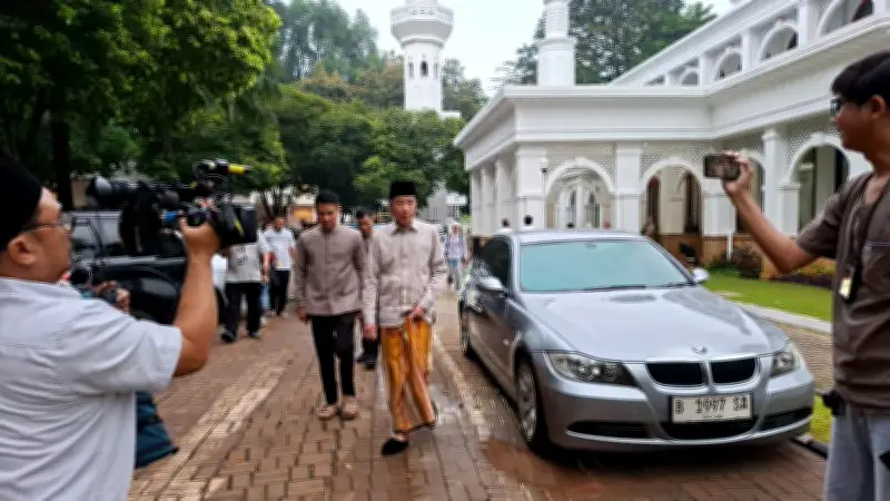 Jokowi, Iriana, dan Kaesang Salat Id di Masjid Al-Bina GBK, Jamaah Padat Sejak Subuh