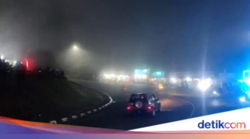 Kabut Tebal Selimuti Jalur Puncak di Arus Balik Lebaran, Pengendara Diimbau Waspada
