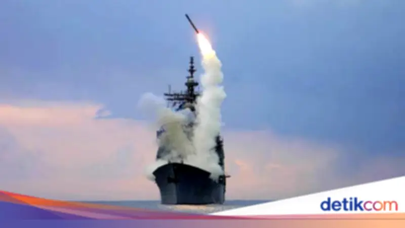 Kapal Tanker AS Terbakar Usai Serangan Rudal Garda Revolusi Iran di Teluk Persia