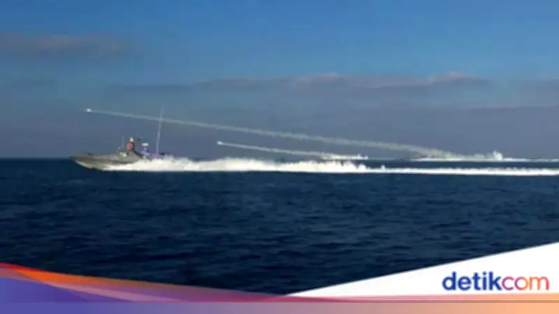 Kapal Tanker Masih Terbakar di Selat Hormuz Usai Serangan Drone Iran