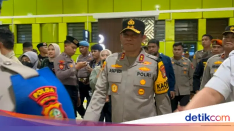 Kapolda Metro Tinjau Arus Mudik di Stasiun Senen dan Gambir, Bagikan Cokelat ke Pemudik