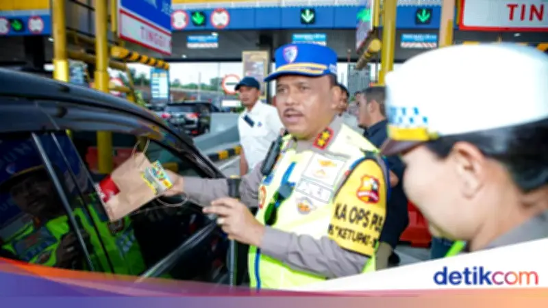 Kapolri dan Kakorlantas Tinjau GT Kalikangkung, Pastikan Rekayasa Lalu Lintas Mudik Berbasis Data