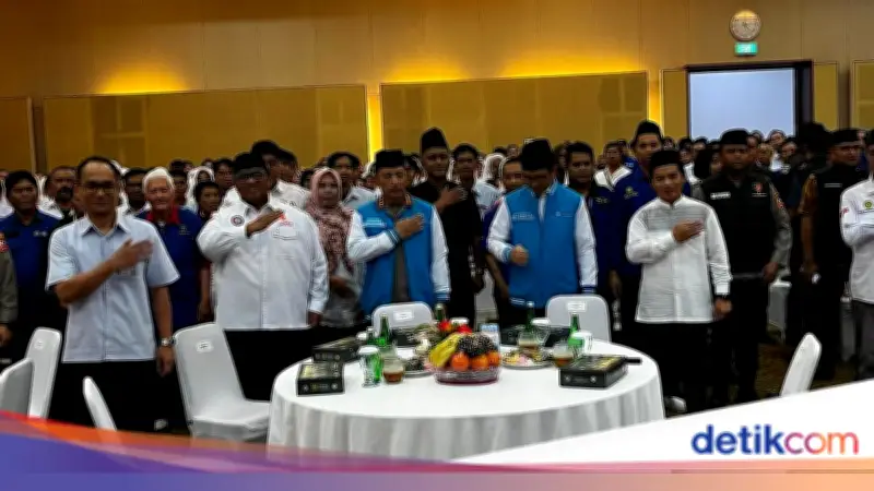 Kapolri Hadiri Buka Puasa Bersama KSPSI di Bekasi, Serahkan Santunan dan Sembako
