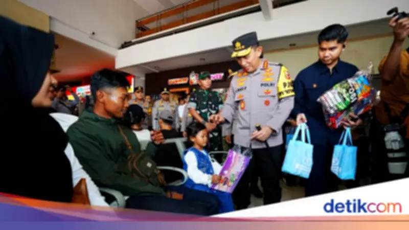 Kapolri Pantau Kesiapan Mudik Lebaran 2026 di Stasiun Surabaya Gubeng