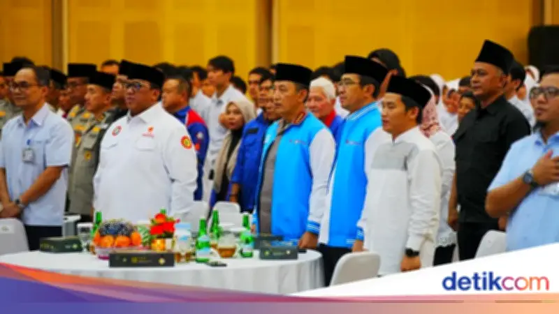 Kapolri Silaturahmi Ramadhan dengan Buruh KSPSI Jabar, Bagikan Santunan dan Sembako