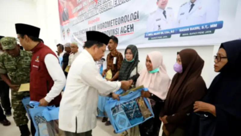 Kasatgas Tito Salurkan Bantuan Ramadan untuk Korban Bencana di Pidie Jaya