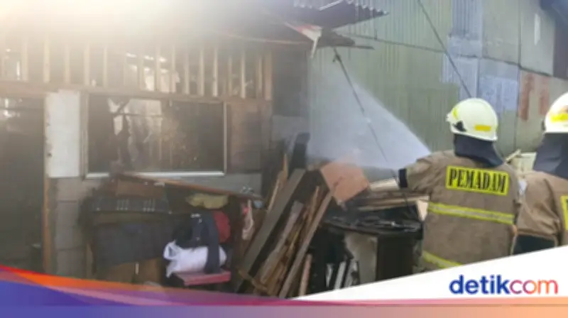 Kebakaran Hanguskan 3 Rumah dan Lapak Barang Bekas di Cakung, Jakarta Timur