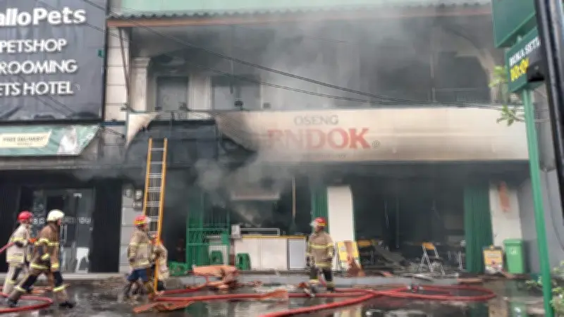 Kebakaran Hanguskan Rumah Makan Oseng Endok di Margonda Saat Lebaran, Kerugian Capai Rp 3 Miliar