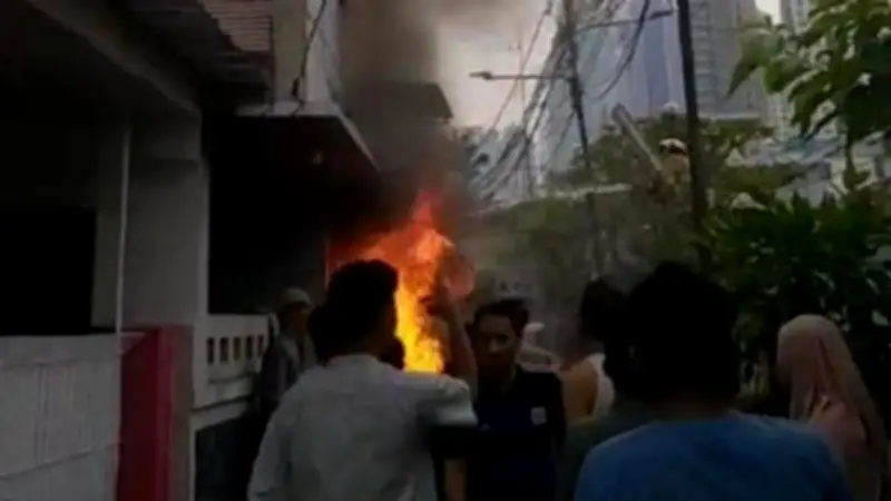 Kebakaran Rumah di Benhil Saat Salat Idul Fitri Tewaskan Seorang PNS