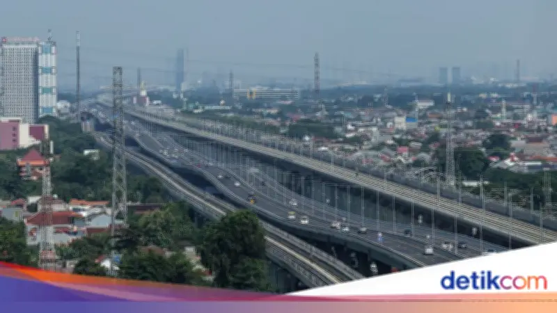 Kecelakaan Beruntun Padatkan Lalu Lintas di Tol Layang MBZ Arah Cikampek