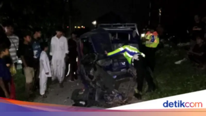 Kecelakaan Maut di Parung Panjang: Pikap Ringsek Tertabrak KRL, 1 Orang Luka