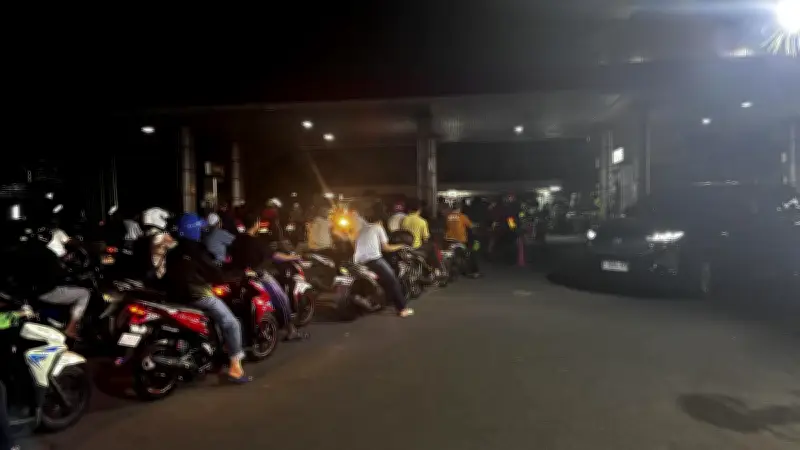 Kelegaan di SPBU Malam: Antrean Panjang Saat Kabar Benaikan Harga BBM Dibatalkan