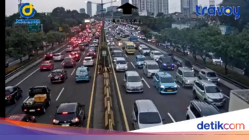 Kemacetan Parah Landa Sejumlah Titik di Tol Jakarta Jelang Buka Puasa