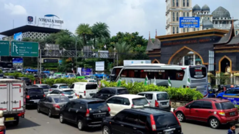 Kepadatan Jalur Puncak, Polisi Terapkan One Way Arah Jakarta Siang Ini