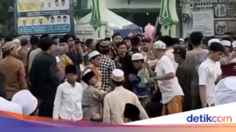 Keributan Antarjemaah Usai Salat Idulfitri di Surabaya Viral di Media Sosial