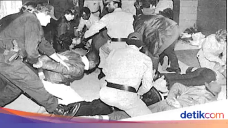 Kilas Balik Operasi Polisi AS: 100 Buronan Tertipu Tiket Gratis Football