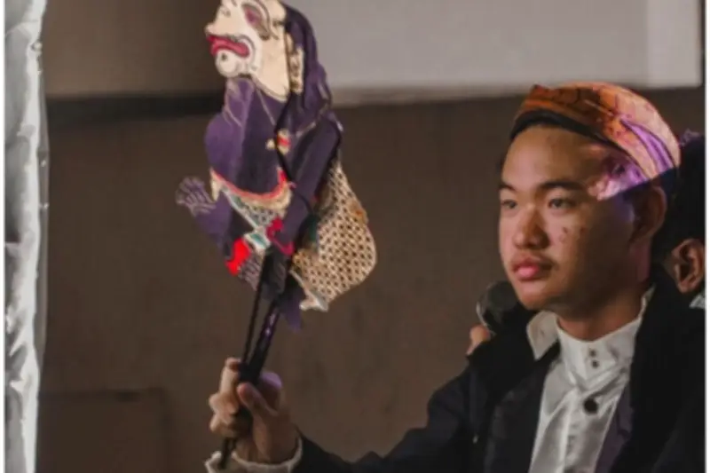 Kisah Christopher, Dalang Keturunan Tionghoa yang Pentaskan Wayang 3 Bahasa