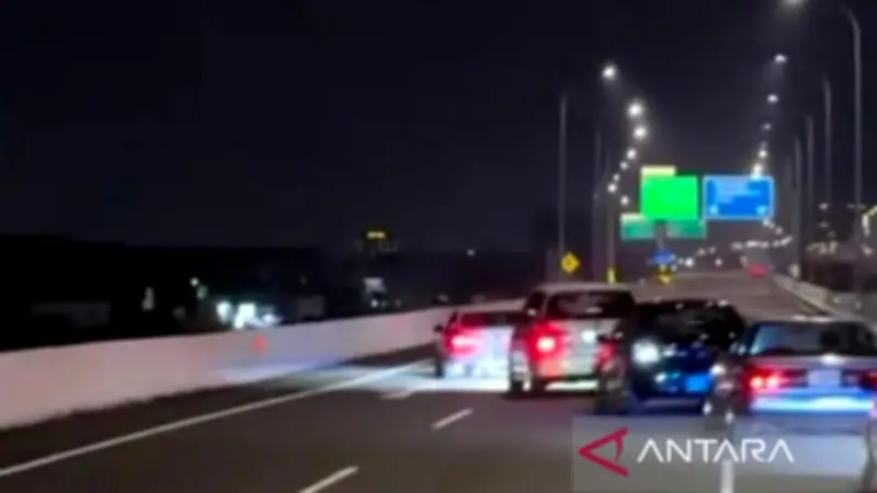 Konvoi Mobil Zig-zag di Tol Becakayu Bahayakan Pengguna Jalan, Polisi Buru Sopir