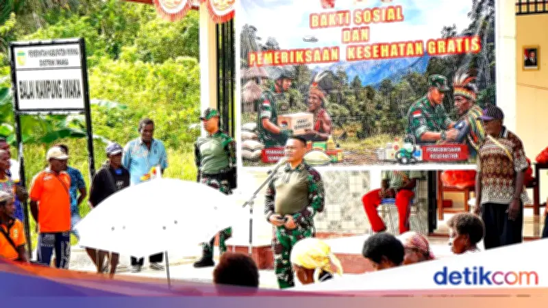 Koops TNI Papua Gelar Pengobatan Gratis dan Bagi Sembako di Iwaka Mimika