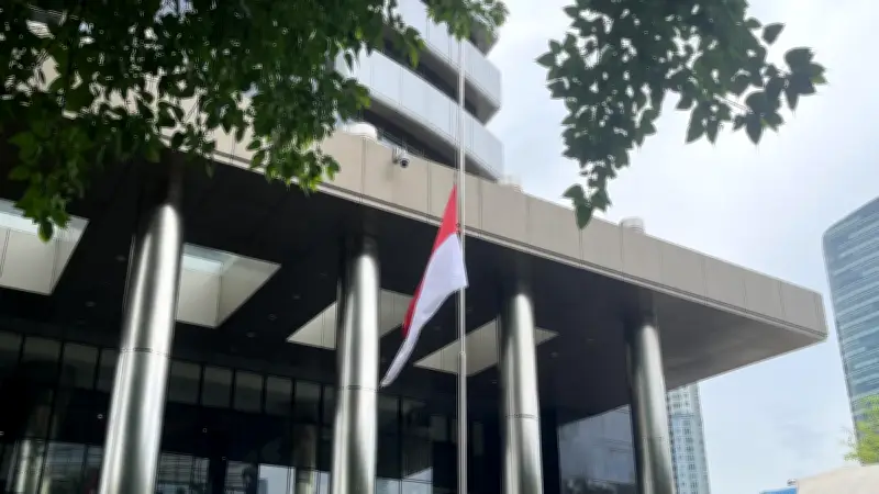 KPK Kibarkan Bendera Setengah Tiang untuk Berkabung Wafatnya Try Sutrisno