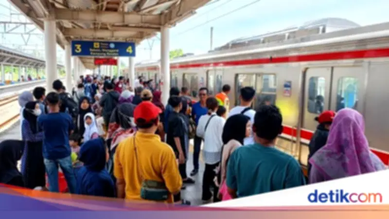 KRL Dipadati Penumpang Saat Libur Lebaran, Warga Pilih Silaturahmi dan Jalan-jalan