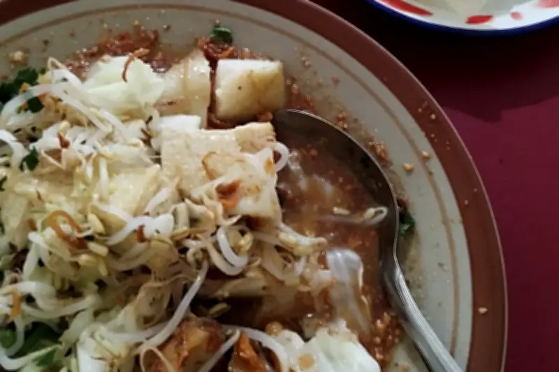 Kupat Tahu vs Tahu Kupat: Perbedaan Mendasar yang Sering Salah Kaprah