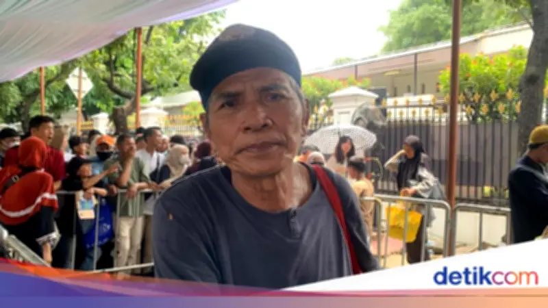 Lansia Depok Antre Berjam-jam di Open House Istana untuk Cari Rezeki Tambahan