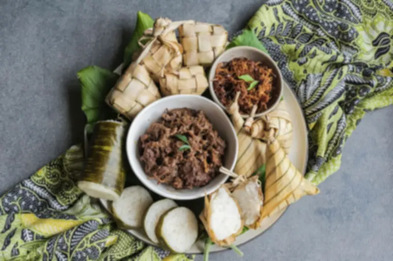 Lebaran: Mana Lebih Sehat, Ketupat atau Lontong? Ini Perbedaannya