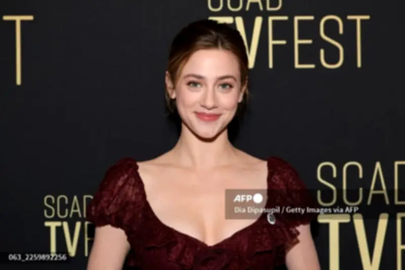 Lili Reinhart Mengejutkan, Tampil di MV Comeback BTS 'Swim'