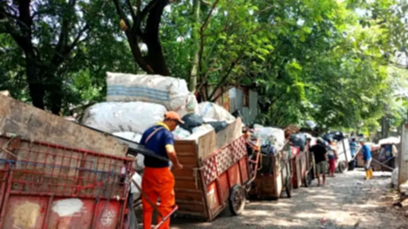 Longsor Bantargebang Picu Antrean Truk Sampah 200 Meter di TPS Cipinang