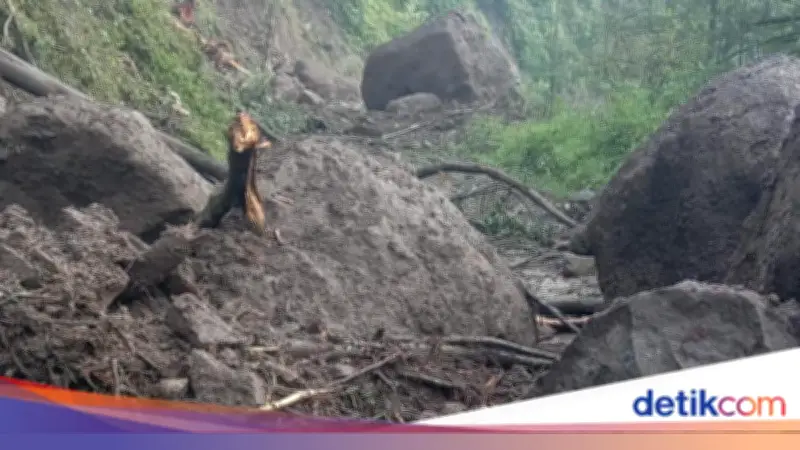 Longsor di Bukit Jepara, Jalan Utama Desa Tertutup Batu Raksasa