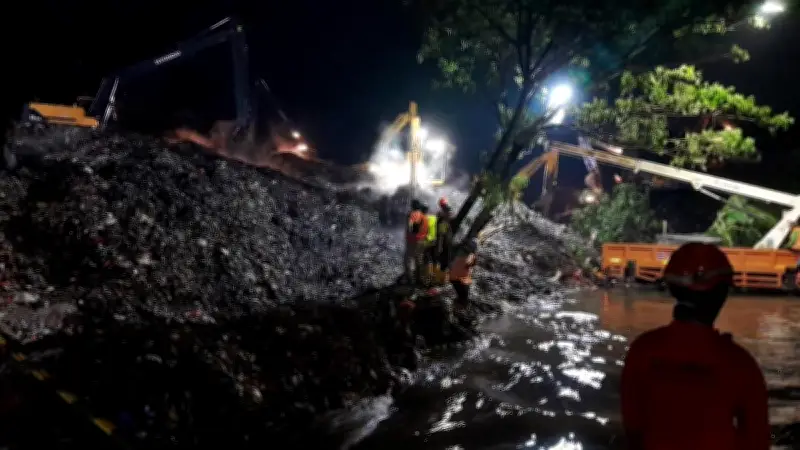 Longsor Sampah di TPST Bantargebang: 7 Truk Tertimbun, 2 Masih Dievakuasi