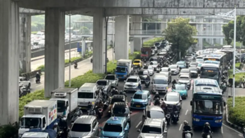 LRT dan Tol Jakarta Padat Merayap, Arus Balik Lebaran Masih Berlanjut